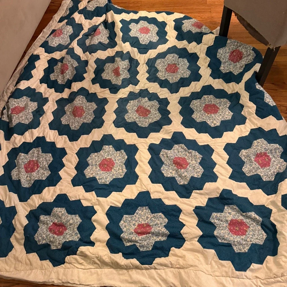 1.a.0.0.0.1.a Vtg Grandmothers Flower Garden Quilt 81x98 Hand Pieced Quilted